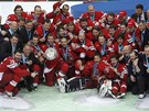 V�T�ZN� FOTO. �e�t� hokejist� a realiza�n� t�m p�zuj� fotograf�m s bronzov�mi...
