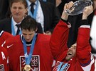 S TROFEJ�. �esk� �to�n�k Petr Nedv�d sv�r� poh�r pro bronzov� medailisty.