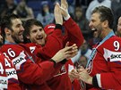 �LEVA. �e�t� hokejist� Petr ��slava, Jakub Nakl�dal a Petr Nedv�d (zleva)...