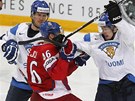 POTY�KA. �esk� centr David Krej�� se na brankovi�ti po��uchuje s finsk�m sokem