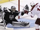 M�M! Jonathan Quick, brank�� Los Angeles, kryje r�nu Taylora Pyatta z Phoenixu. 
