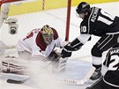 SOUBOJ O T�͊�. Mike Richards, centr Los Angeles, dor�� na Mikea Smithe,