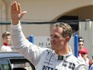 Michael Schumacher zdrav� div�ky pot�, co ovl�dl kvalifikaci na Velkou cenu