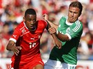 �v�car Gelson Fernandes (vlevo) se sna�� s m��em ut�ct p�ed Mariem G�tzem z