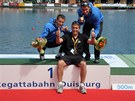 V�T�ZN� T�M. Po triumfu v Duisburgu se s kanoisty Jaroslavem Radon�m (vlevo) a
