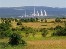 K severu se svažující pláň stolové hory, v dálce elektrárna Prunéřov a Krušné K severu se svažující pláň stolové hory, v dálce elektrárna Prunéřov a Krušné