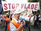 Odbor��i v Praze demonstruj� za odchod vl�dy, zastaven� jej�ch reforem a