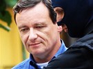 David Rath opou�t� v doprovodu policist� are�l Spiritka v Praze (22. kv�tna