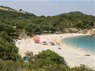 Tady m��ete za�ít, nebo skon�it: na plá�i pod dv�ma kopci, na nich� se rozkládá...