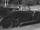 St�eda 27. kv�tna 1942, 10:35. Výbuch bomby, kterou na stojící Heydrich�v
