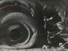 Detail po�kozeného mercedesu. Heydrichovi sa nekonec stane osudnou malá