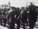 Kv�ten 1940: Náv�t�va generála Rudolfa Viesta u telegrafního praporu
