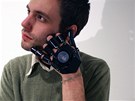 Při telefonování s Glove One zaujímá dotyčný rukou zažitou gestikulaci pro... Při telefonování s Glove One zaujímá dotyčný rukou zažitou gestikulaci pro...