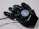 Uvedení Glove One do provozu signalizuje modře podsvícený piktogram lidské... Uvedení Glove One do provozu signalizuje modře podsvícený piktogram lidské...