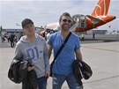 ZASE DOMA. �e�t� hokejist� Ale� Hemsk� (vlevo) a Petr Nedv�d po p��letu z