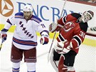KONFLIKT. Brankář New Jersey Devils Martin Brodeur inkasoval úder od Mikea KONFLIKT. Brankář New Jersey Devils Martin Brodeur inkasoval úder od Mikea