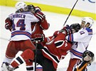 ROZMÍŠKY. Duel mezi New Jersey Devils a New York Rangers byl hodně nervózní. ROZMÍŠKY. Duel mezi New Jersey Devils a New York Rangers byl hodně nervózní.