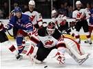 TOHLE M�M. Brank�� New Jersey Martin Brodeur v akci v utk�n� proti New York
