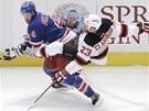 NOHAMA NAP�ED. David Clarkson z New Jersey (vpravo) placht� vzduchem po souboji