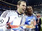 HRDINOV� CHELSEA. Brank�� Petr �ech a �to�n�k Didier Drogba si u��vaj� triumf v