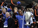 PY�N� S POH�REM. �to�n�k Didier Drogba p�zuje s poh�rem pro nejlep�� t�m Ligy