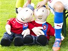 MASKOTI. Na ofici�ln� fotce �esk�ho t�mu jsou i maskoti Pat a Mat.