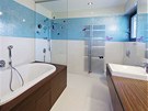 Koupelna dcery. Modrob�l� mozaika elegantn� kontrastuje s teakov�m d�evem.
