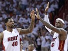 Basketbalist� Miami Udonis Haslem (vlevo a  LeBron James se raduj� z v�hry nad