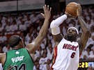  LeBron James (vpravo) z Miami st��l� p�es br�n�c�ho  Paula Pierceho z Bostonu.