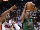 Rajon Rondo (vpravo) z Bostonu se chyst� vyst�elit, zabr�nit se mu v tom sna��