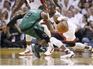 Rajon Rondo (vlevo) z Bostonu se pokou�� zastavit �to�nou akci Dwyana Wadea z