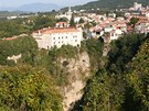 Pazinský kastel a kolmé stěny propasti, odkud prchal z žaláře legendární Matyáš Pazinský kastel a kolmé stěny propasti, odkud prchal z žaláře legendární Matyáš