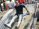 Po loňském nultém ročníku extrémní soutěže Bahňák v Sokolově, byl letos o závod Po loňském nultém ročníku extrémní soutěže Bahňák v Sokolově, byl letos o závod