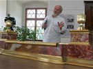 Spisovatel Jiří Kuchař u Hitlerova stolu, v popředí je kalamář. Spisovatel Jiří Kuchař u Hitlerova stolu, v popředí je kalamář.