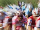 Joaquim Rodriguez v r��ov�m trikotu vedouc�ho jezdce na Giru d�Italia.
