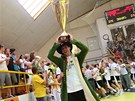 Martin Stržínek ze Zubří s pohárem pro české házenkářské šampiony. Martin Stržínek ze Zubří s pohárem pro české házenkářské šampiony.