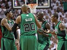 POJ�ME N�CO ZAHR�T. �ty�ka tahoun� Bostonu Celtics se domlouv�. Zleva Paul