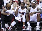 DOB�E HRAJEM. Spokojen� (zleva) Ronny Turiaf, Dwyane Wade a LeBron James z