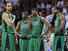 T�ET� �TY�KA. Z�v�r za Boston dohr�vali n�hradn�ci (zleva) Ryan Hollins,