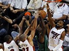 MA�INA NA BLOKY. Brandon Bass z bostonu zablokovan� miamsk�m triem Ronny Turiaf