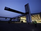 Vytahov�n� letounu Solar Impulse z hang�ru na aerodromu ve �v�carsk�m Payenne 