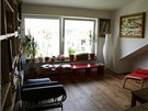 V ob�vac�m pokoji je velk� francouzsk� okno um�st�n� ve vik��i.   