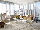 V obývacím pokoji je například i ikonické křeslo Egg Chair od Arne Jacobsena V obývacím pokoji je například i ikonické křeslo Egg Chair od Arne Jacobsena