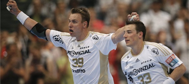 �ESKÝ �AMPION. �eský házenká� Filip Jícha slaví s Dominikem Kleinem titul v