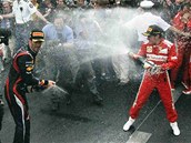 V�LKA �AMPA�SK�CH. Piloti formule 1 Mark Webber (vlevo) a Fernando Alonso po