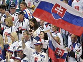 NA ZLATO SA BL�SK�. Sloven�t� fanou�ci povzbuzuj� sv�j n�rodn� t�m ve fin�le