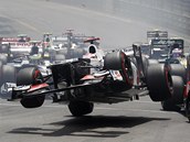 KOLA VE VZDUCHU. Sauber japonsk�ho pilota Kamui Kobaja�iho se kr�tce po startu