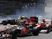NEP�EHLEDN� START. Lewis Hamilton unik� pron�sledovatel�m, v pozad� vlevo