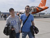 ZASE DOMA. Čeští hokejisté Aleš Hemský (vlevo) a Petr Nedvěd po příletu z ZASE DOMA. Čeští hokejisté Aleš Hemský (vlevo) a Petr Nedvěd po příletu z