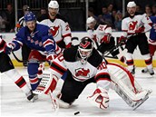 TOHLE M�M. Brank�� New Jersey Martin Brodeur v akci v utk�n� proti New York
